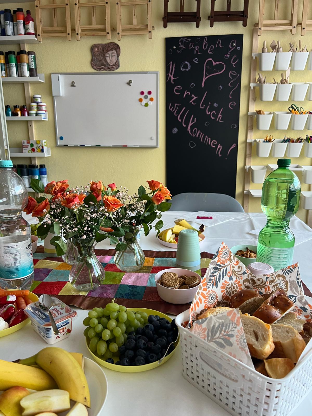Pinsel im Vordergrund. Ein buntes Bild im Hintergrund