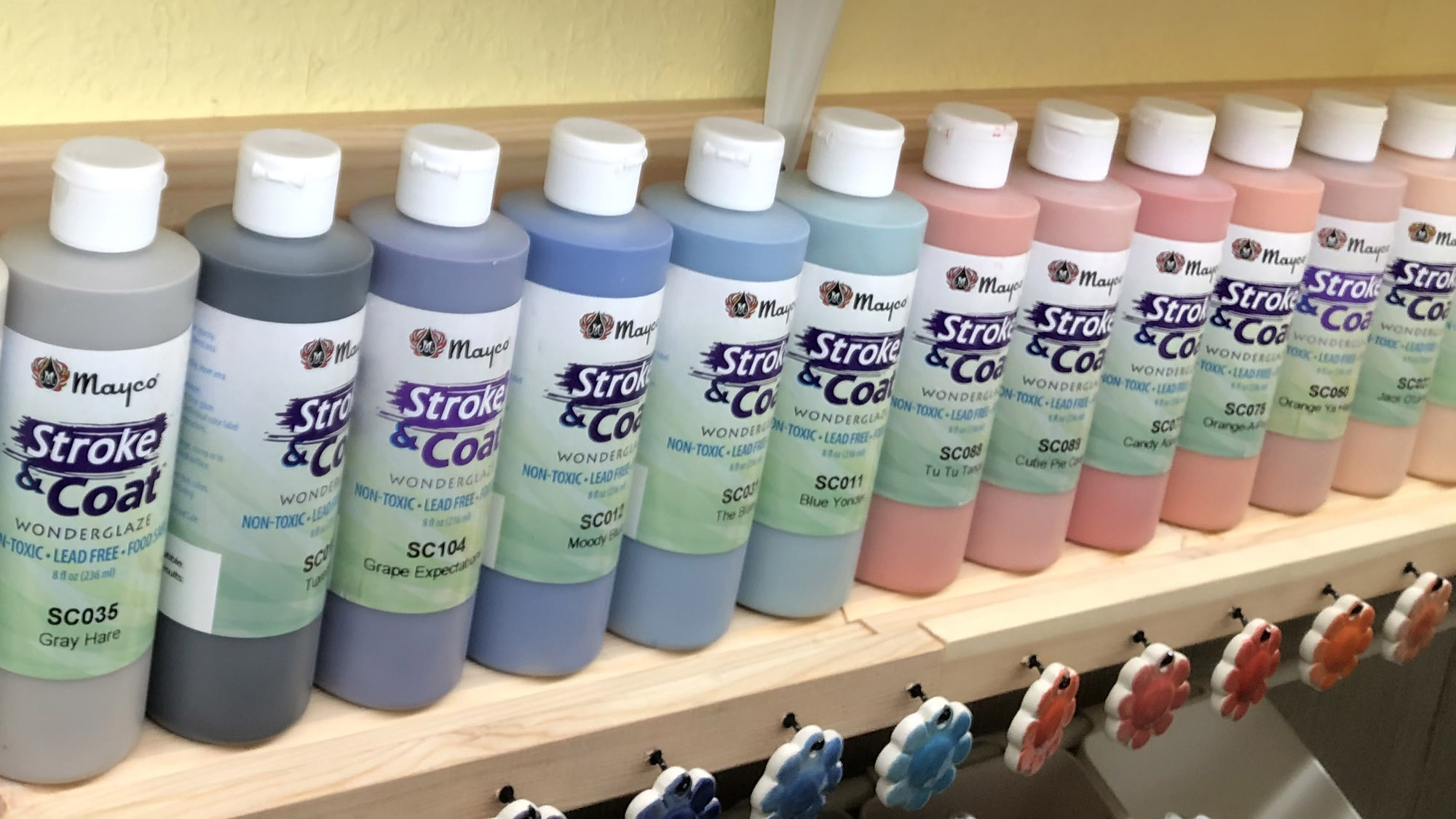 Junges Mädchen malt ein Bild mit einem Pinsel. 