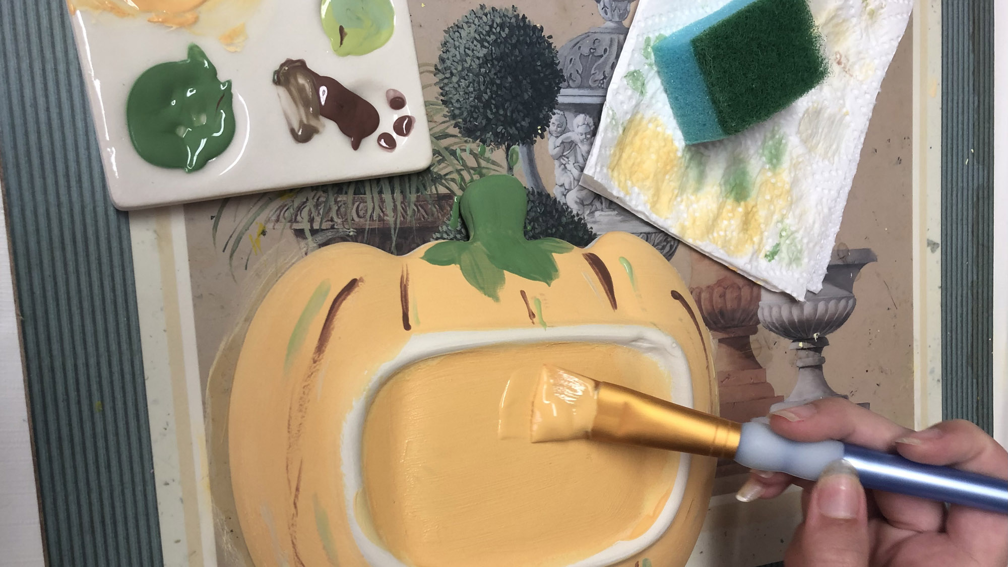 Junges Mädchen malt ein Bild mit einem Pinsel. 